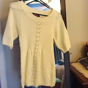Cream color sweater. Short sleaves